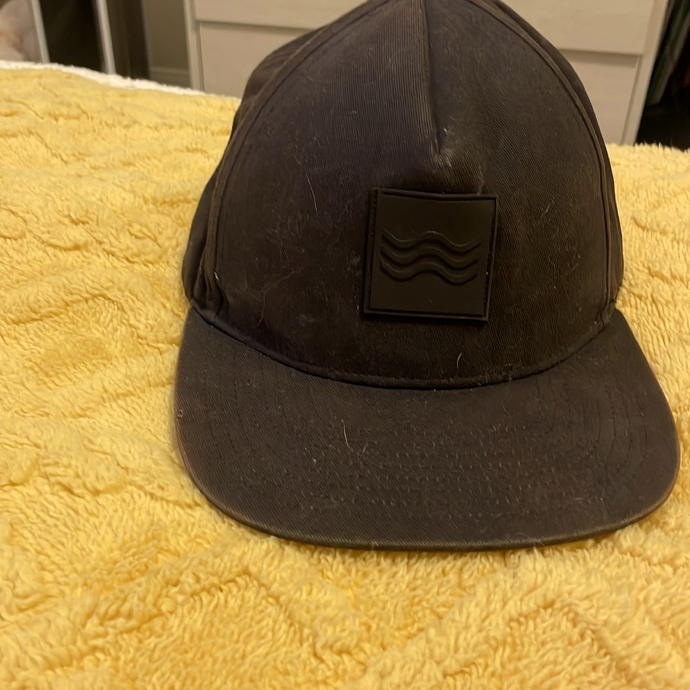 Steve Madden black casual men’s baseball style hat.